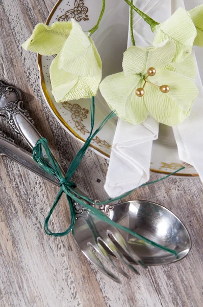 Eettafel instelling met bloemen van bougainvillea — Stockfoto