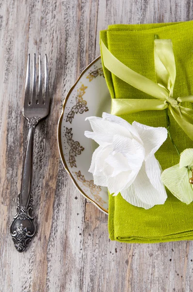 Matbord miljö med Gardenia och bougainvillea — Stockfoto