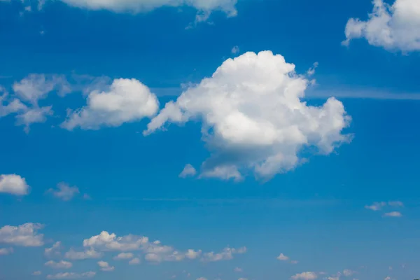 Blue Sky Fluffy Clouds Flying Quietly — Stock Photo, Image