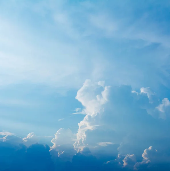 光の線と素晴らしいふわふわの雲あなたの広告テキストのためのスペースの多く パノラマビューバナーサイズ 嵐の概念の後 — ストック写真