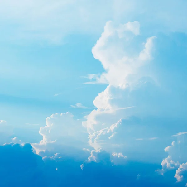 白い光沢のある雲を突き抜ける太陽の光線 — ストック写真