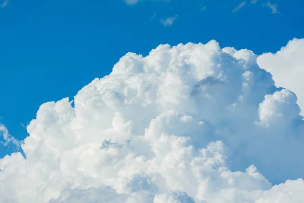 真っ青な空を背景に白いふわふわの雲の風景 — ストック写真