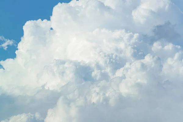 白色蓬松蓬松的云彩 蓝天清澈 美丽的积雨云景观纹理 高分辨率全景图像 — 图库照片