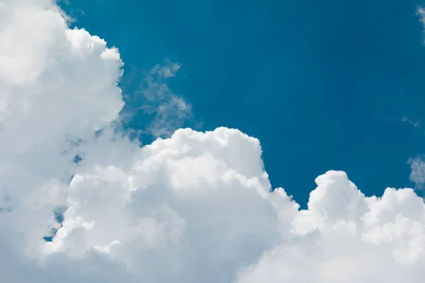 Blauwe Lucht Met Pluizige Witte Wolken Zonnige Dag Veel Copyspace Stockafbeelding