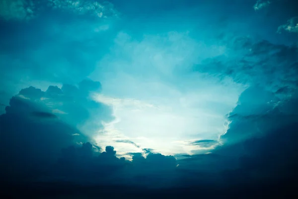 Dramatische Avondhemel Met Zonnestralen Stormachtig Wolkenlandschap Twilight Kleurrijk Getint Behang Rechtenvrije Stockafbeeldingen