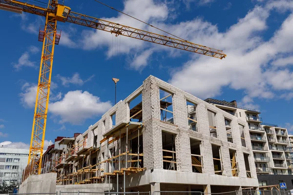 Unfinished Construction Multi Storey Residential Brick Building Tall Cran — Stock Photo, Image