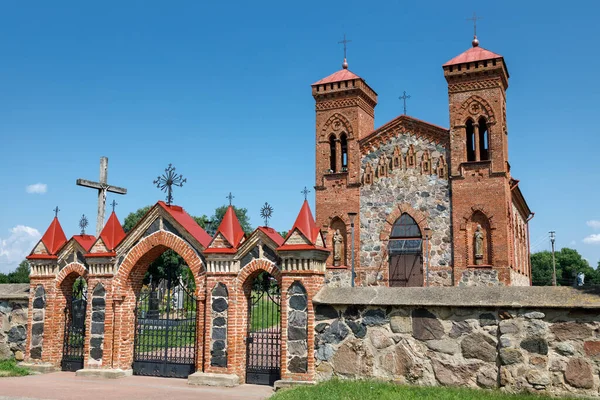 Obdélníkový Půdorys Dvouvěžový Kostel Novogotickými Prvky Kamenného Oplocení Období Romantismu — Stock fotografie