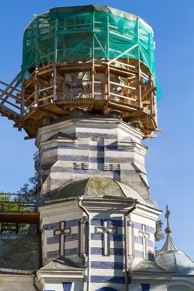 Dôme de l'église en échafaudage forme ronde — Photo