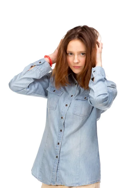 Menina vermelha em jeans — Fotografia de Stock