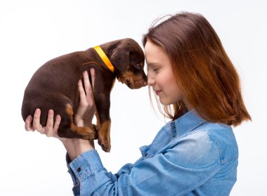 Köpekli kırmızı kız.