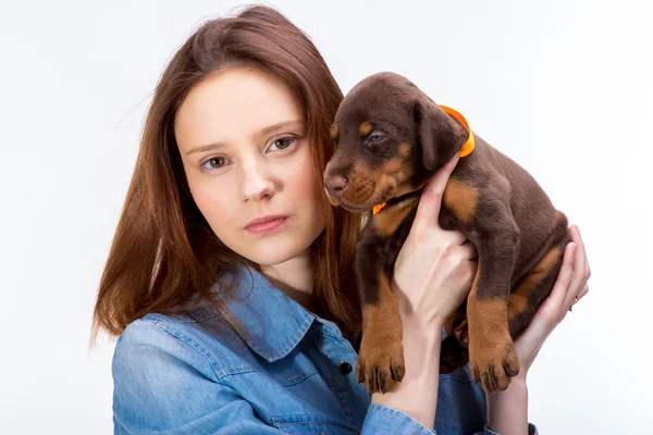 강아지를 데리고 있는 빨간 소녀 — 스톡 사진