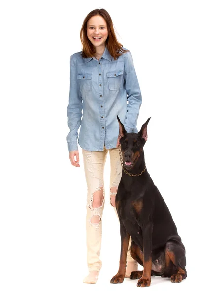 Röd tjej i jeans med stor hund — Stockfoto