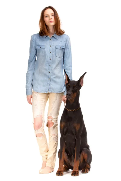 Červená dívka v džínách s velkým psem — Stock fotografie