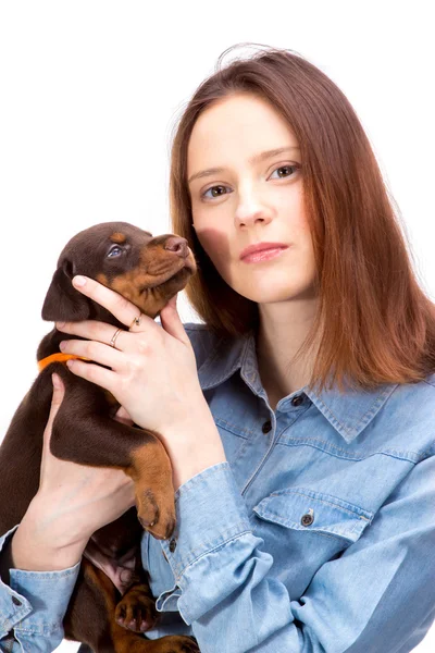 Röd flicka med valp — Stockfoto