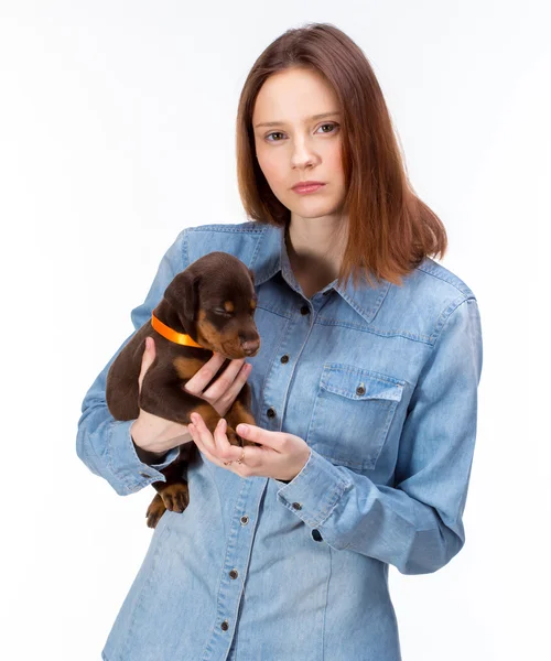 Rood meisje met puppy — Stockfoto