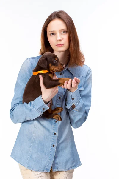 Rood meisje met puppy — Stockfoto