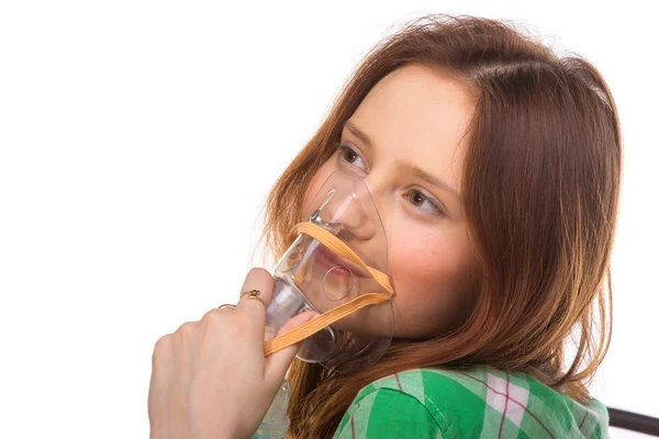 Ragazza dai capelli rossi con inalatore — Foto Stock