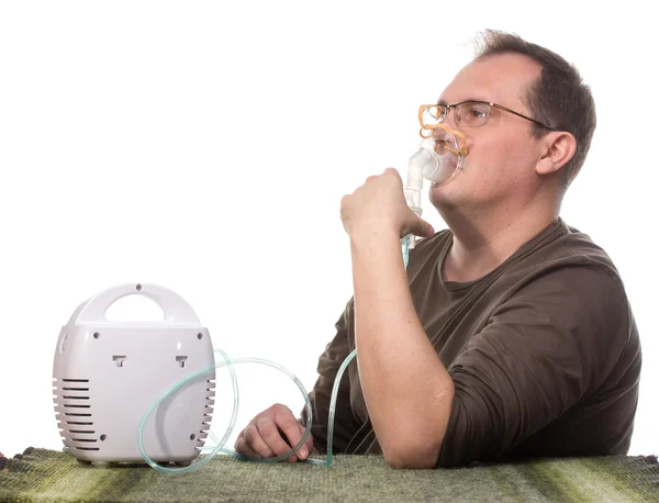 Erwachsener Mann mit Inhalator — Stockfoto