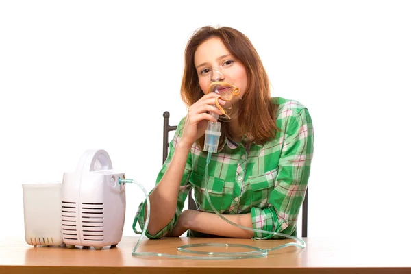 Kvinna med inhalator — Stockfoto