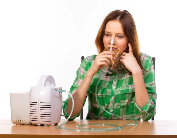 Mujer con inhalador — Foto de Stock