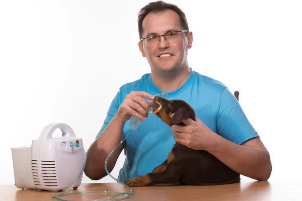 Vétérinaire et chiot avec inhalateur avec inhalateur — Photo