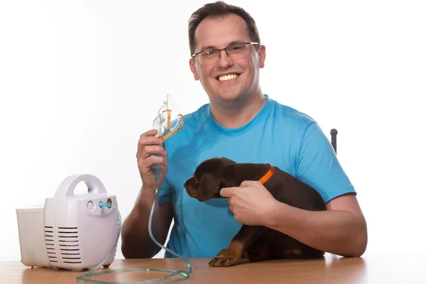 Veterinario y cachorro con inhalador con inhalador — Foto de Stock