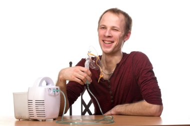 Astım spreyi olan adam.