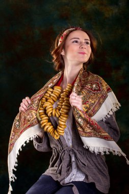Rus ulusal elbisesi içinde güzel bir kız