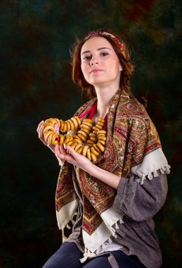 Rus ulusal elbisesi içinde güzel bir kız