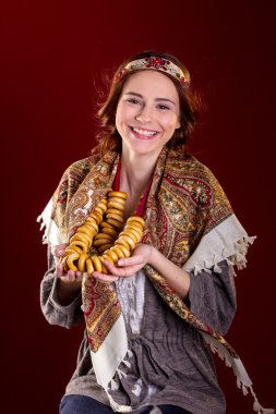 Rus ulusal elbisesi içinde güzel bir kız