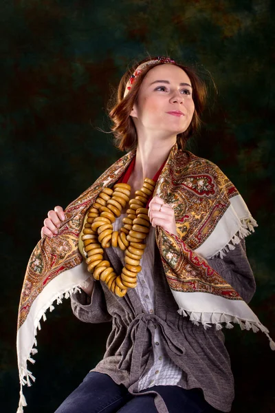 Menina bonita em vestido nacional russo — Fotografia de Stock