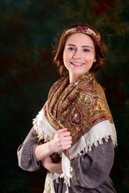 Rus ulusal elbisesi içinde güzel bir kız