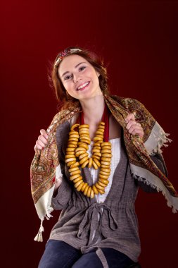 Rus ulusal elbisesi içinde güzel bir kız