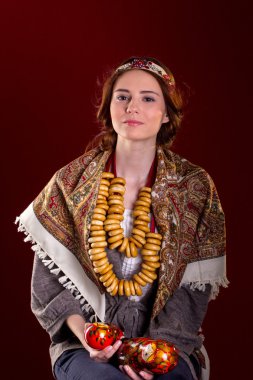 Rus ulusal elbisesi içinde güzel bir kız