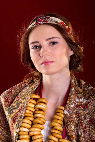 Ładna dziewczyna w rosyjskiej sukience narodowej — Zdjęcie stockowe