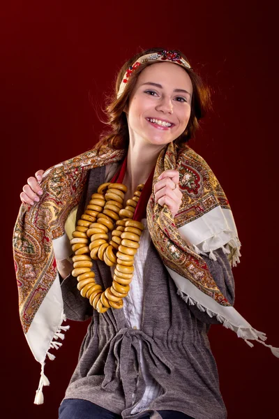 Hübsches Mädchen in russischer Nationalkleidung — Stockfoto