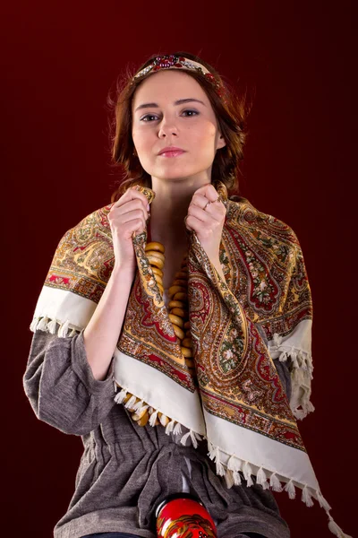 Rus ulusal elbisesi içinde güzel bir kız — Stok fotoğraf