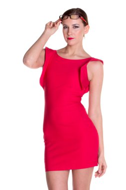 Kırmızılı kadın gözlüklü.