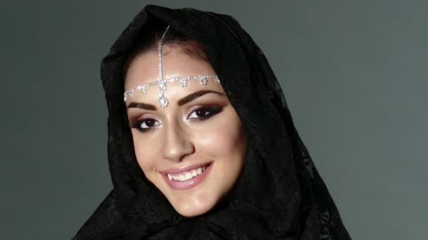 Jolie femme orientale en abaya sur fond noir. — Video