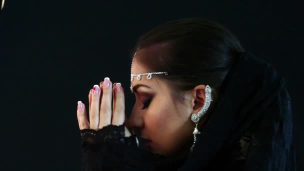 Όμορφη ανατολίτισσα γυναίκα σε abaya σε μαύρο φόντο. — Αρχείο Βίντεο