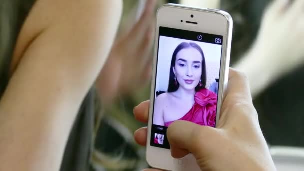 Красива жінка ввечері макіяж робить відео селфі на мобільний телефон . — стокове відео
