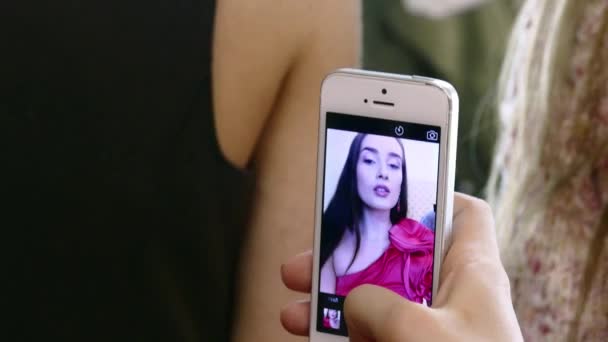 Vacker kvinna i kväll utgör gör video selfie på mobiltelefon. — Stockvideo