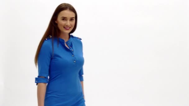 Stewardess in blauer Uniform begrüßt Passagiere an Bord. — Stockvideo