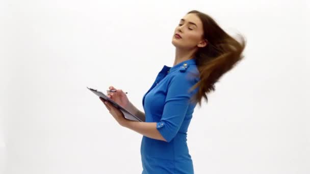 Хозяйка самолета в синем платье с планшетом — стоковое видео