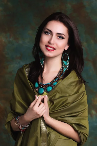 Mulher bonita em sari indiano verde e jóias em ba colorido — Fotografia de Stock