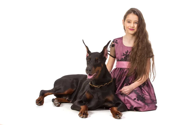 Chica con gran perro negro — Foto de Stock