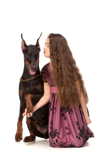 Chica con gran perro negro — Foto de Stock