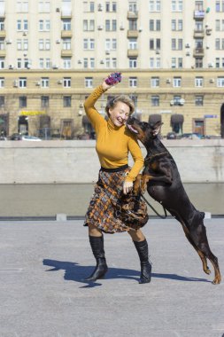 Oldukça yetişkin kadın ile köpek açık havada