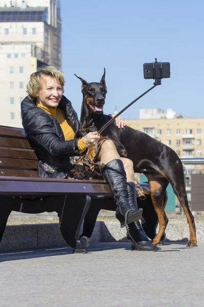 Красивая взрослая женщина с собакой на улице — стоковое фото
