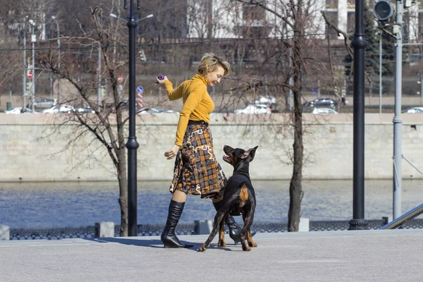 Mulher adulta bonita com cão ao ar livre — Fotografia de Stock